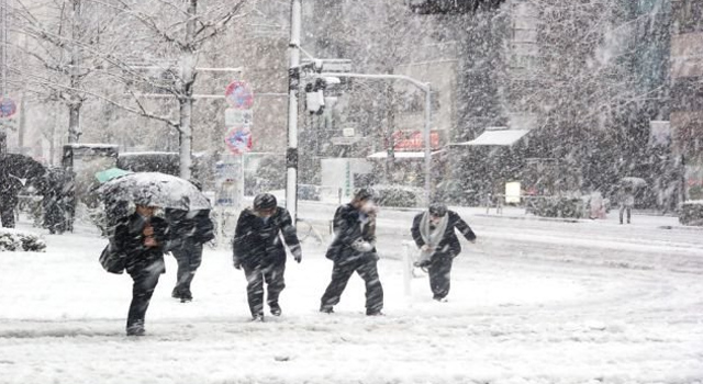 Yarın, Marmara'nın doğusu ve Batı Karadeniz'de kuvvetli ve yoğun kar yağışları bekleniyor.