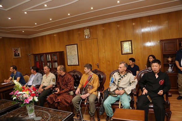 Kahramanmaraş Valisi Güvençer'i 22 ülkeden gelen okçular ziyaret etti