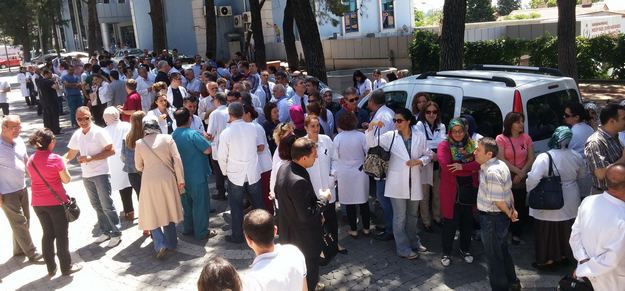 Kahramanmaraş’ta, doktorlar meslektaşları Dr. Kamil Furtun'un öldürülmesini protesto etmek için iş bıraktı.